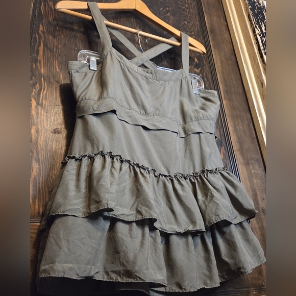 Banana Republic Sage Silk  Ruffled Tiered Crossback Straps Top - Picture 5 of 13